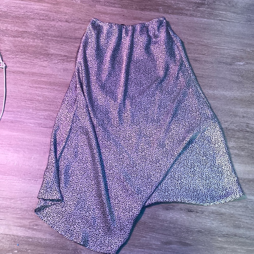 This is a cute Sienna Sky skirt.